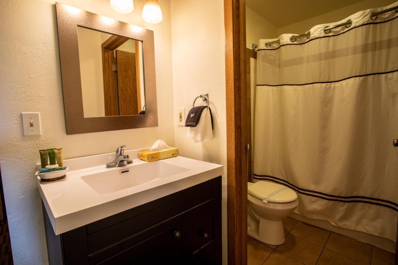 Open Hearth Lodge Систър Бей Екстериор снимка
